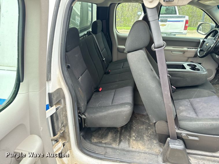 image for item EH6680 2012 Chevrolet Silverado 1500 Ext. Cab pickup truck