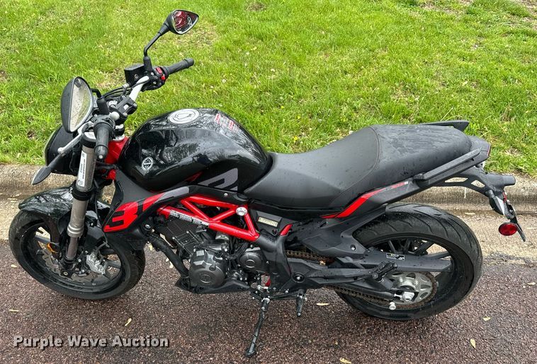 image for item EH6686 2022 Benelli 302S motorcycle