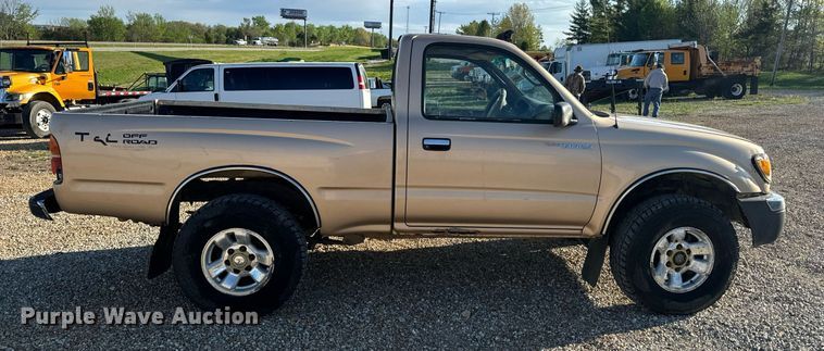 image for item EH6692 1999 Toyota  Tacoma pickup truck