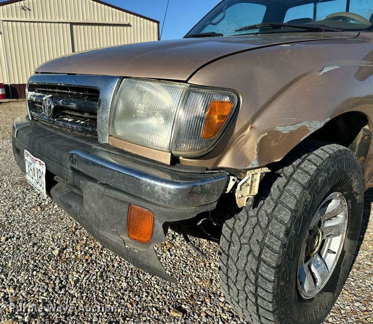 image for item EH6692 1999 Toyota  Tacoma pickup truck