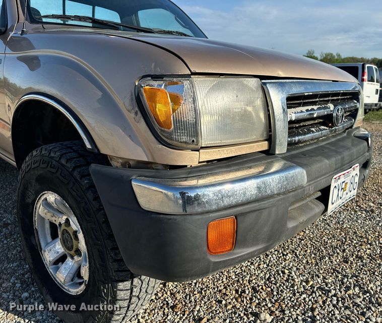 image for item EH6692 1999 Toyota  Tacoma pickup truck