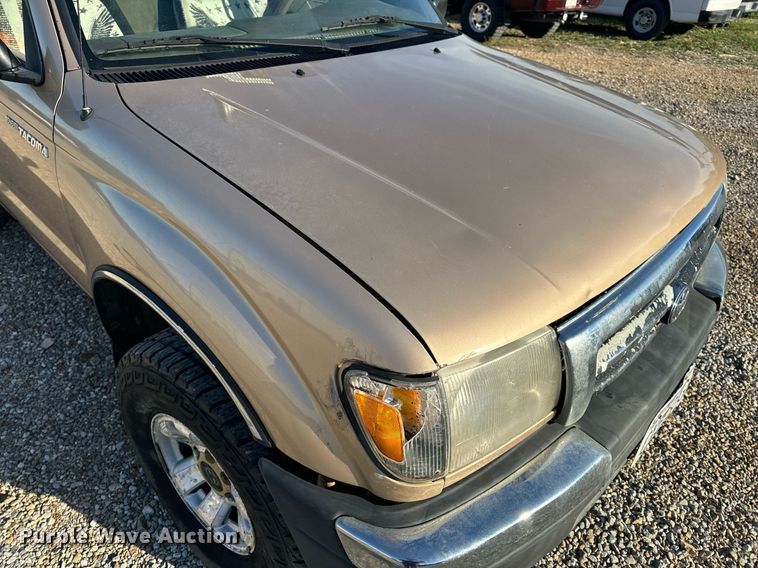 image for item EH6692 1999 Toyota  Tacoma pickup truck