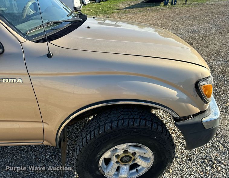 image for item EH6692 1999 Toyota  Tacoma pickup truck