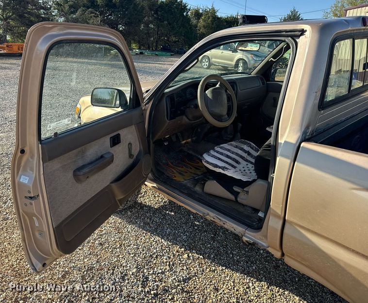 image for item EH6692 1999 Toyota  Tacoma pickup truck
