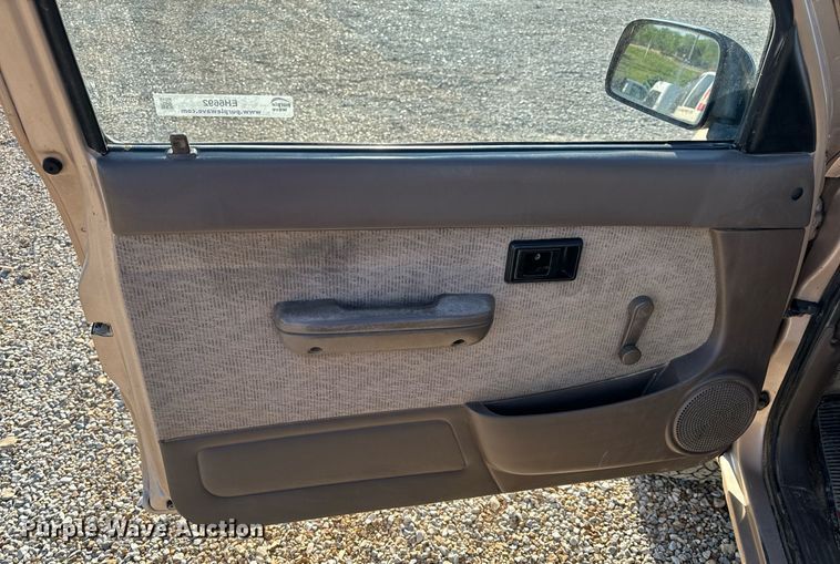 image for item EH6692 1999 Toyota  Tacoma pickup truck