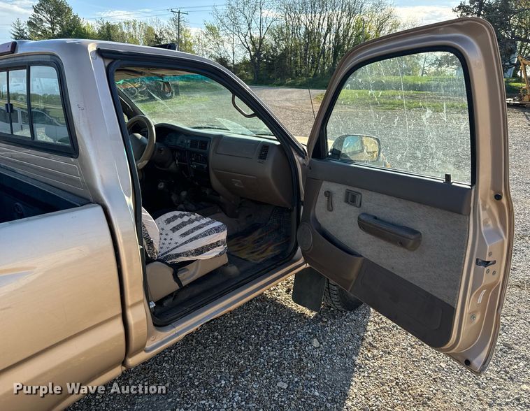 image for item EH6692 1999 Toyota  Tacoma pickup truck