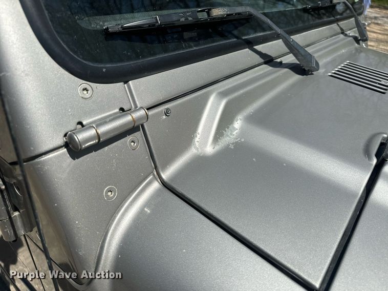 image for item EH6704 2000 Jeep Wrangler Sport SUV