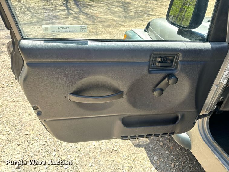 image for item EH6704 2000 Jeep Wrangler Sport SUV