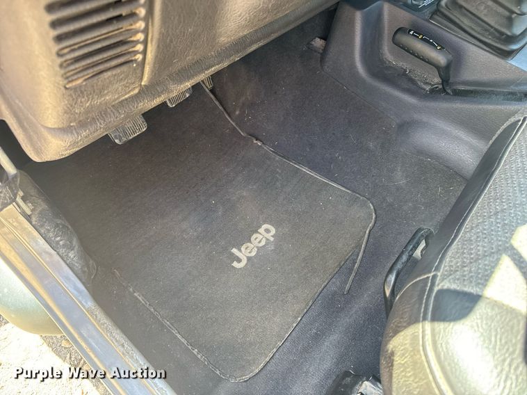 image for item EH6704 2000 Jeep Wrangler Sport SUV