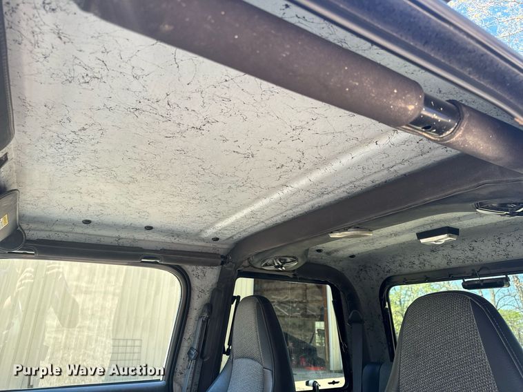 image for item EH6704 2000 Jeep Wrangler Sport SUV