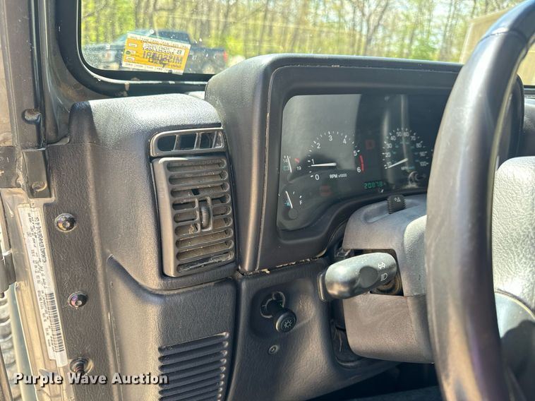 image for item EH6704 2000 Jeep Wrangler Sport SUV
