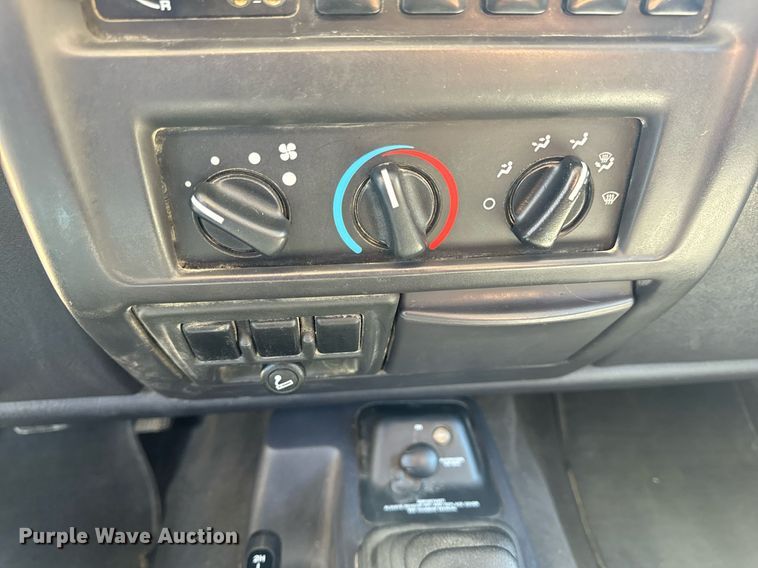 image for item EH6704 2000 Jeep Wrangler Sport SUV