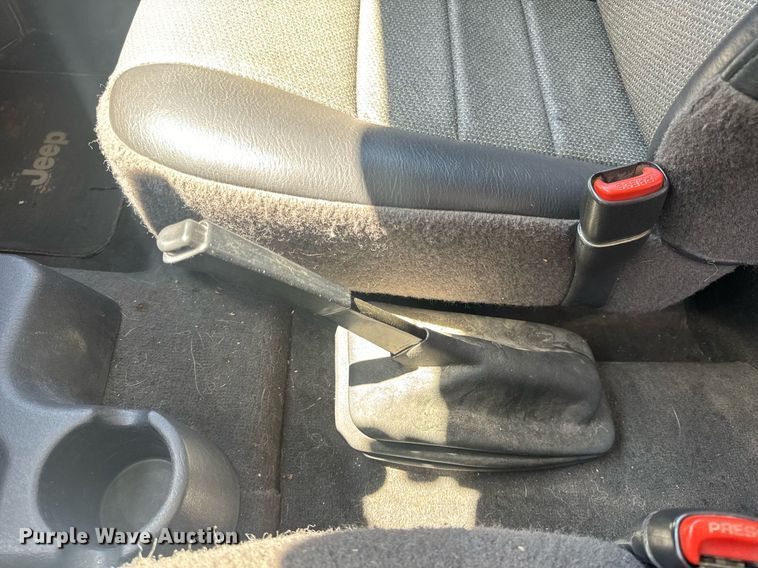 image for item EH6704 2000 Jeep Wrangler Sport SUV