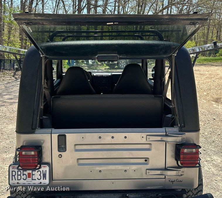 image for item EH6704 2000 Jeep Wrangler Sport SUV