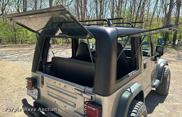 image for item EH6704 2000 Jeep Wrangler Sport SUV