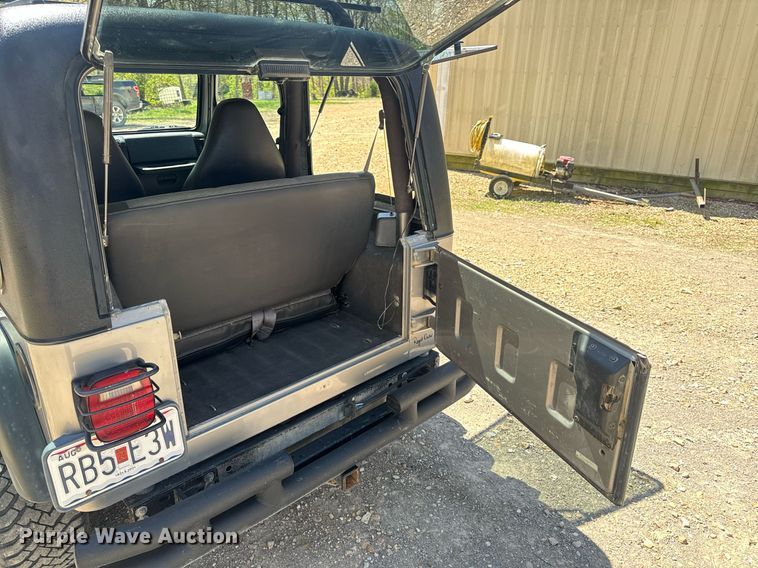 image for item EH6704 2000 Jeep Wrangler Sport SUV