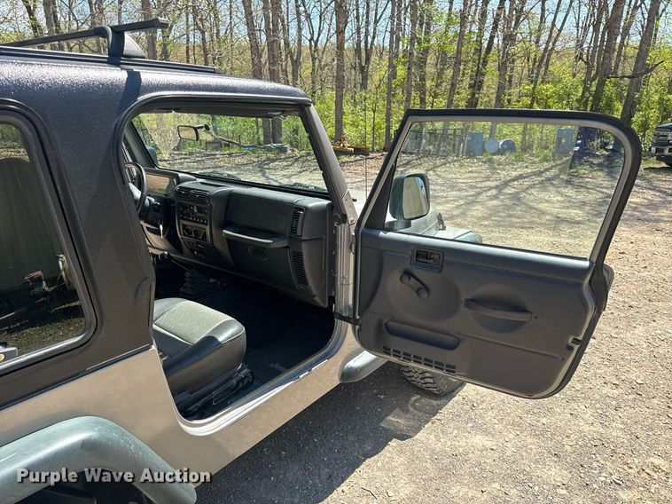 image for item EH6704 2000 Jeep Wrangler Sport SUV