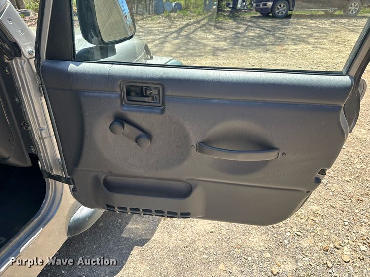 image for item EH6704 2000 Jeep Wrangler Sport SUV