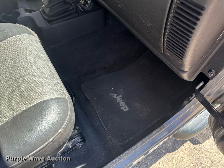 image for item EH6704 2000 Jeep Wrangler Sport SUV