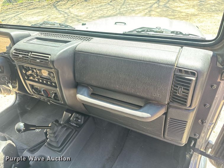 image for item EH6704 2000 Jeep Wrangler Sport SUV