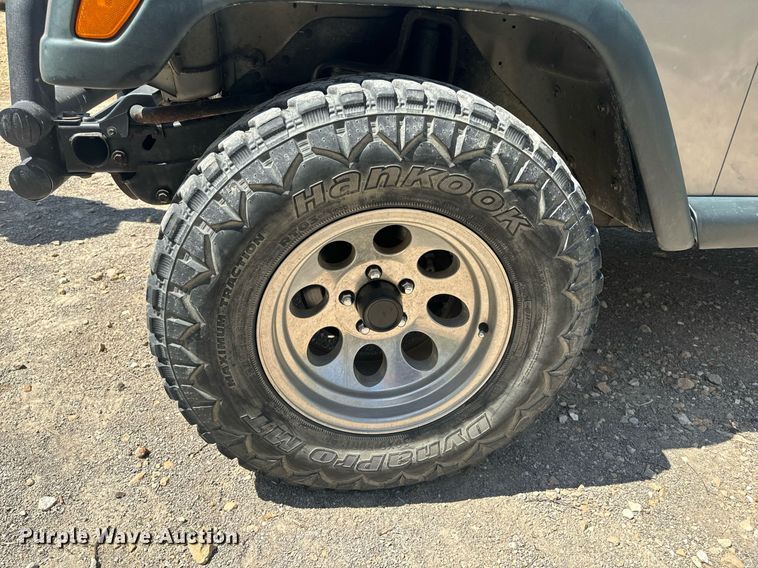image for item EH6704 2000 Jeep Wrangler Sport SUV