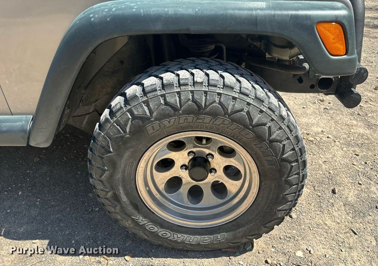 image for item EH6704 2000 Jeep Wrangler Sport SUV