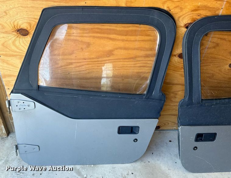 image for item EH6704 2000 Jeep Wrangler Sport SUV