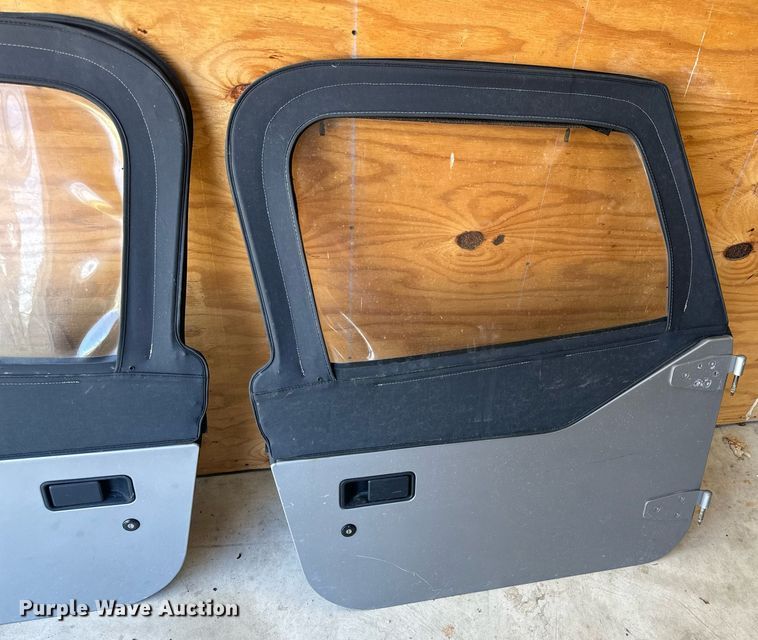 image for item EH6704 2000 Jeep Wrangler Sport SUV