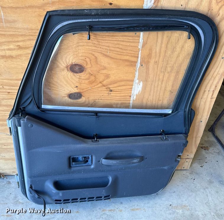 image for item EH6704 2000 Jeep Wrangler Sport SUV