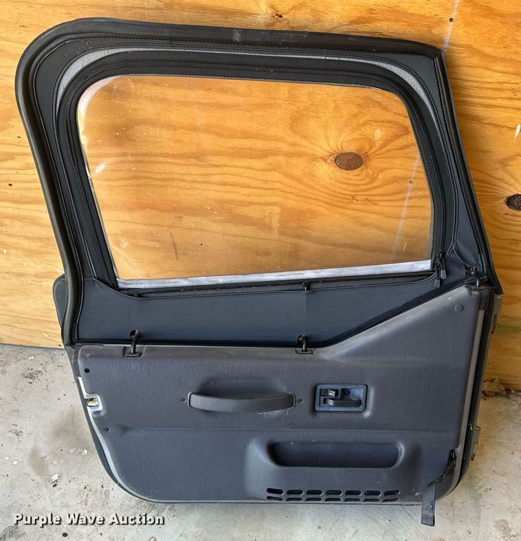 image for item EH6704 2000 Jeep Wrangler Sport SUV
