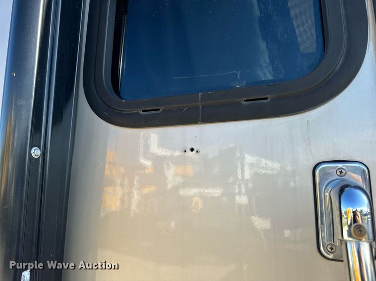 image for item EH6711 2003 Newmar Kountry Star RV