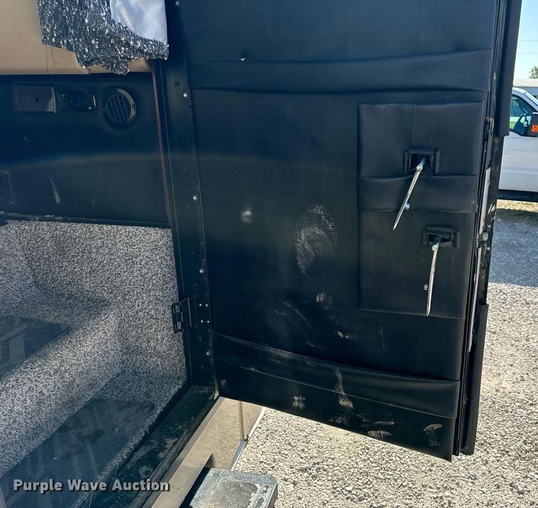 image for item EH6711 2003 Newmar Kountry Star RV