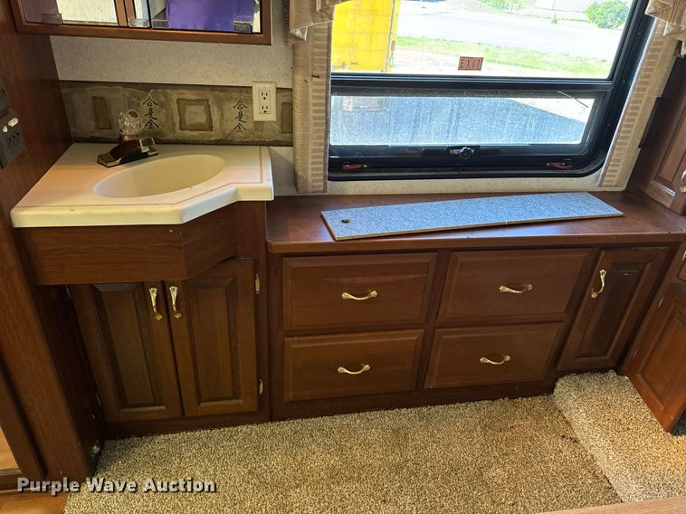 image for item EH6711 2003 Newmar Kountry Star RV