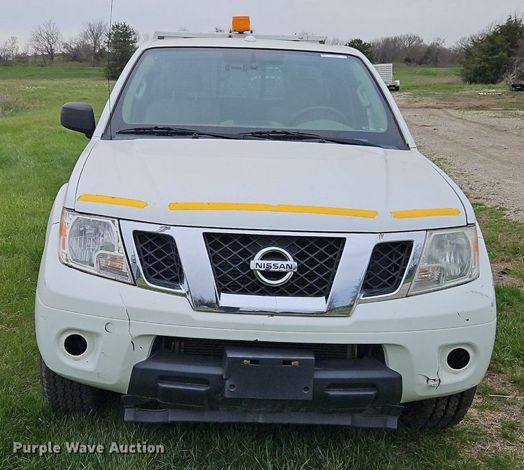 image for item EI3719 2015 Nissan Frontier  flatbed pickup truck