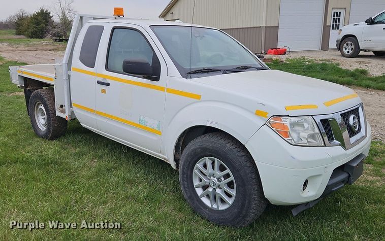 image for item EI3719 2015 Nissan Frontier  flatbed pickup truck