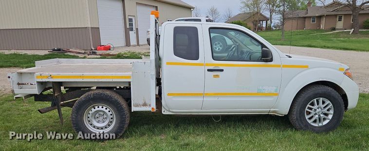 image for item EI3719 2015 Nissan Frontier  flatbed pickup truck