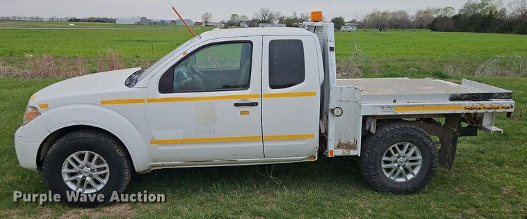 image for item EI3719 2015 Nissan Frontier  flatbed pickup truck