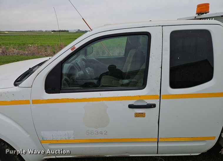 image for item EI3719 2015 Nissan Frontier  flatbed pickup truck