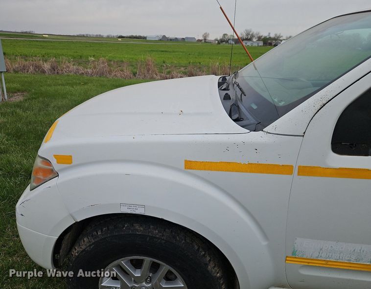 image for item EI3719 2015 Nissan Frontier  flatbed pickup truck