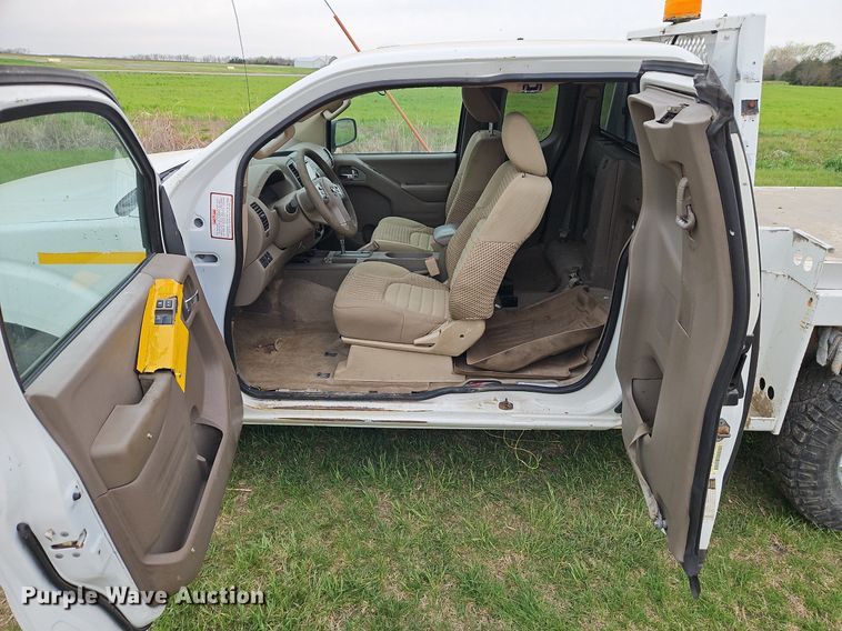 image for item EI3719 2015 Nissan Frontier  flatbed pickup truck