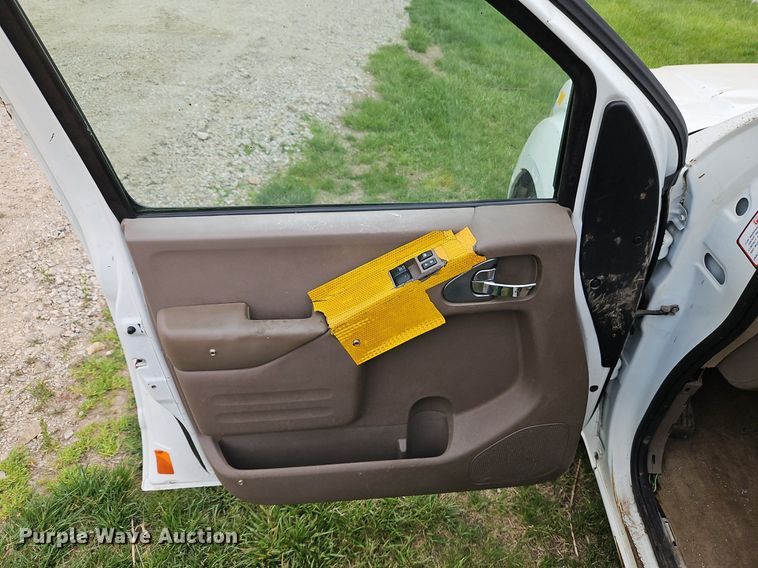 image for item EI3719 2015 Nissan Frontier  flatbed pickup truck