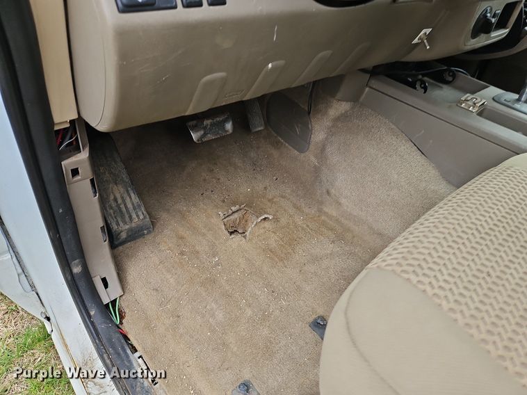 image for item EI3719 2015 Nissan Frontier  flatbed pickup truck