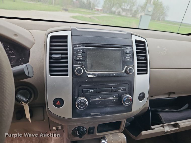 image for item EI3719 2015 Nissan Frontier  flatbed pickup truck