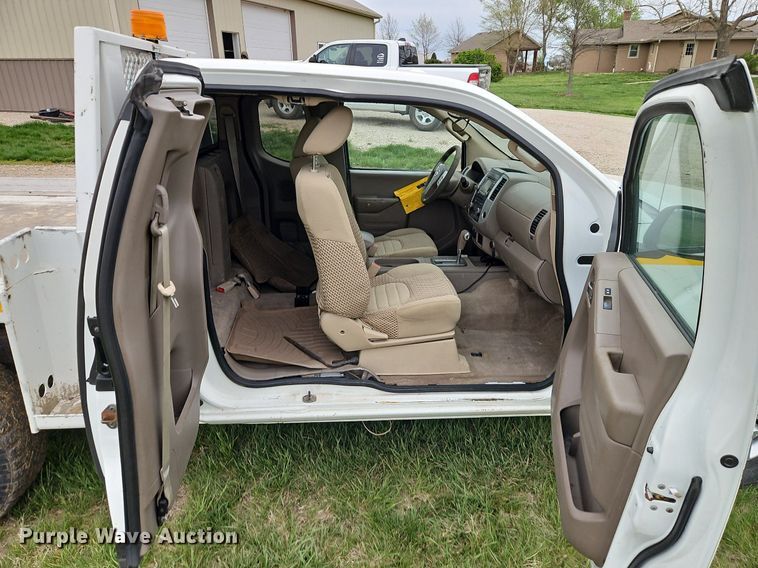 image for item EI3719 2015 Nissan Frontier  flatbed pickup truck