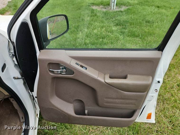 image for item EI3719 2015 Nissan Frontier  flatbed pickup truck