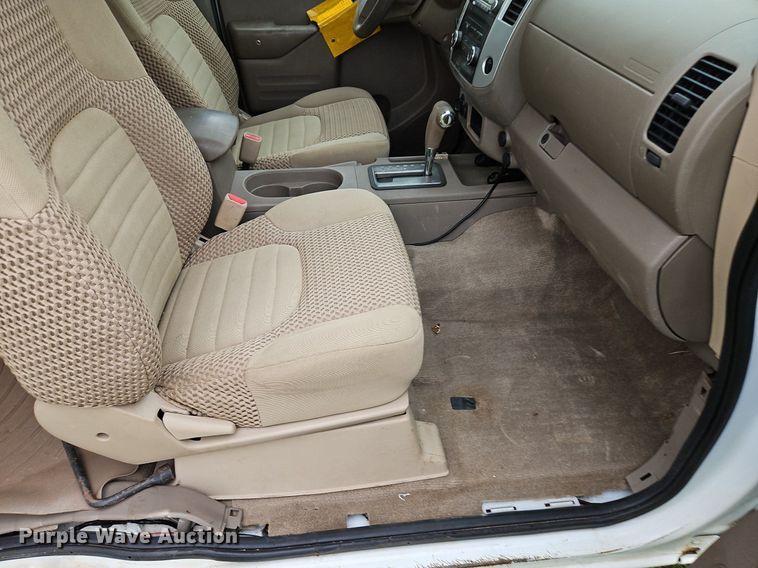 image for item EI3719 2015 Nissan Frontier  flatbed pickup truck