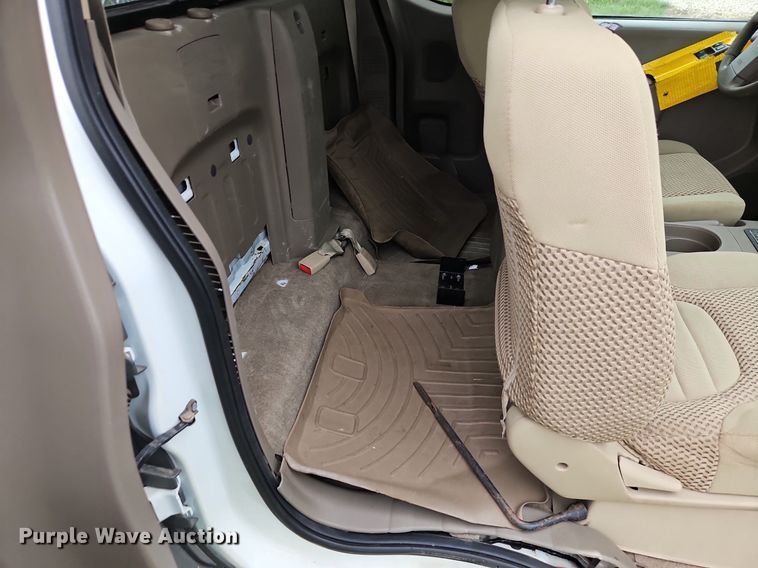 image for item EI3719 2015 Nissan Frontier  flatbed pickup truck