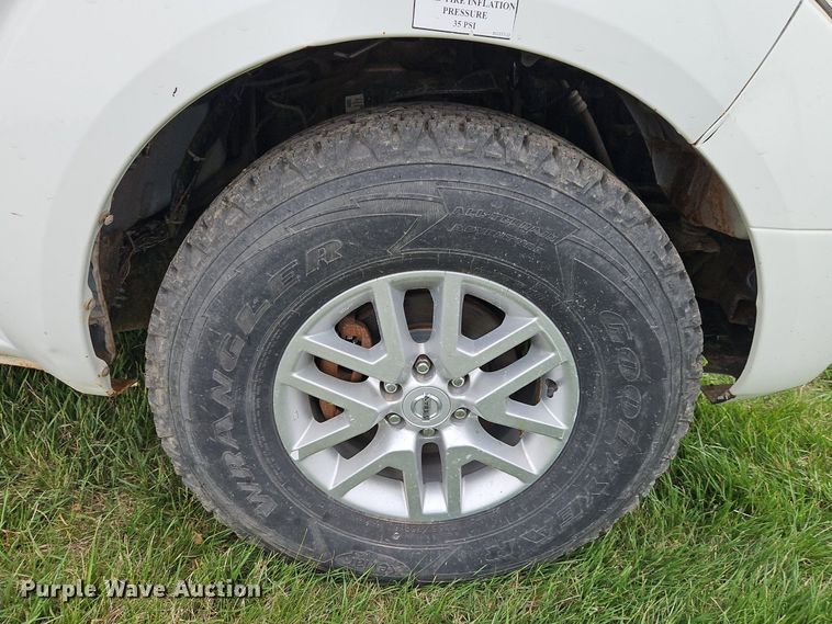 image for item EI3719 2015 Nissan Frontier  flatbed pickup truck