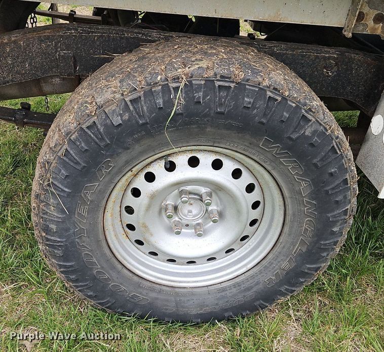 image for item EI3719 2015 Nissan Frontier  flatbed pickup truck