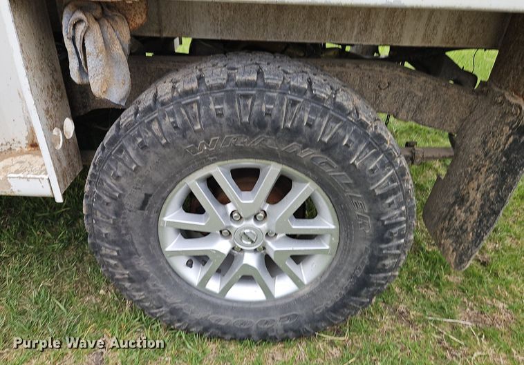 image for item EI3719 2015 Nissan Frontier  flatbed pickup truck